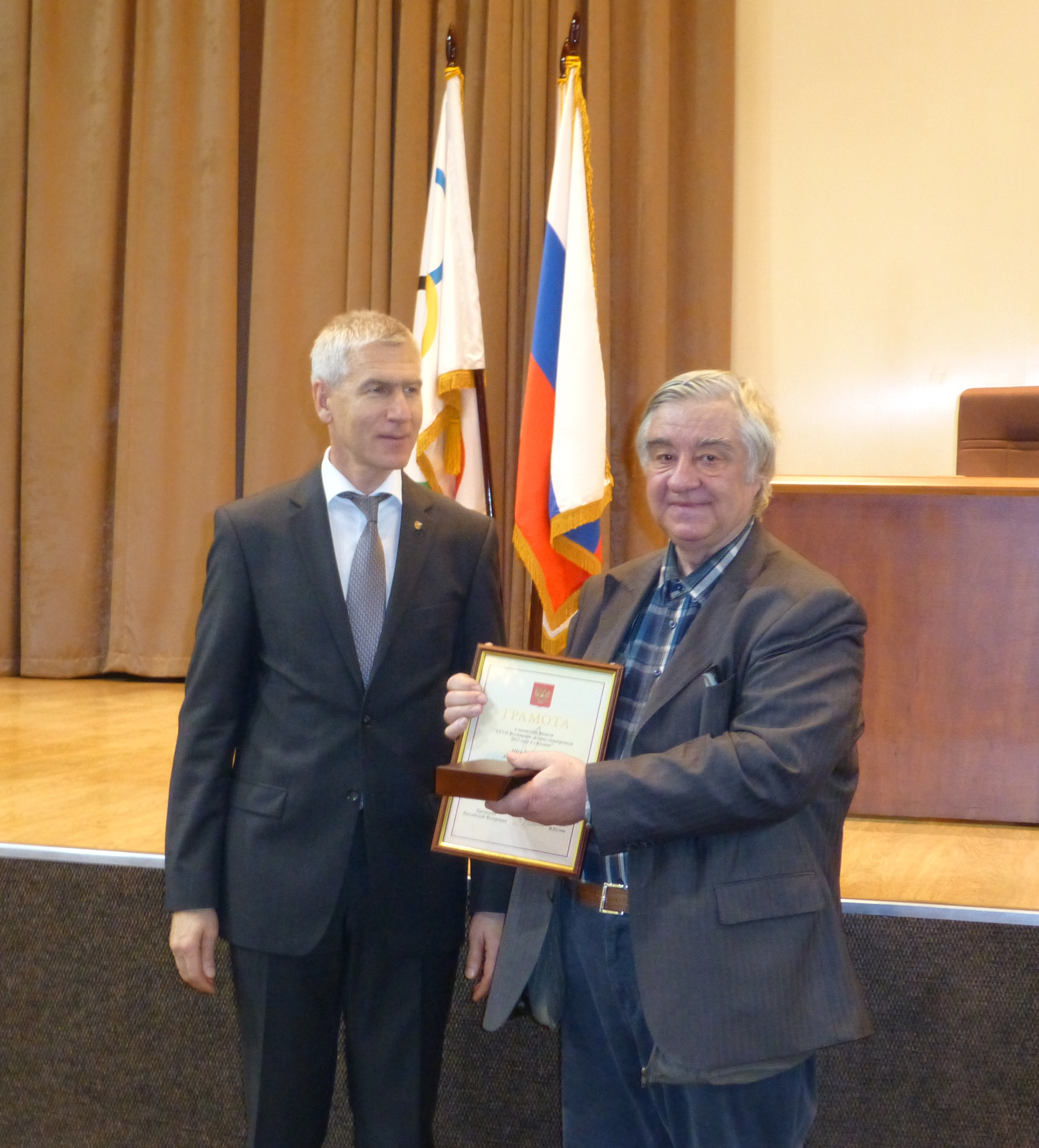 Президент FISU Олег Матыцин вручает Андрею Шолохову памятную медаль об универсиаде в Казани